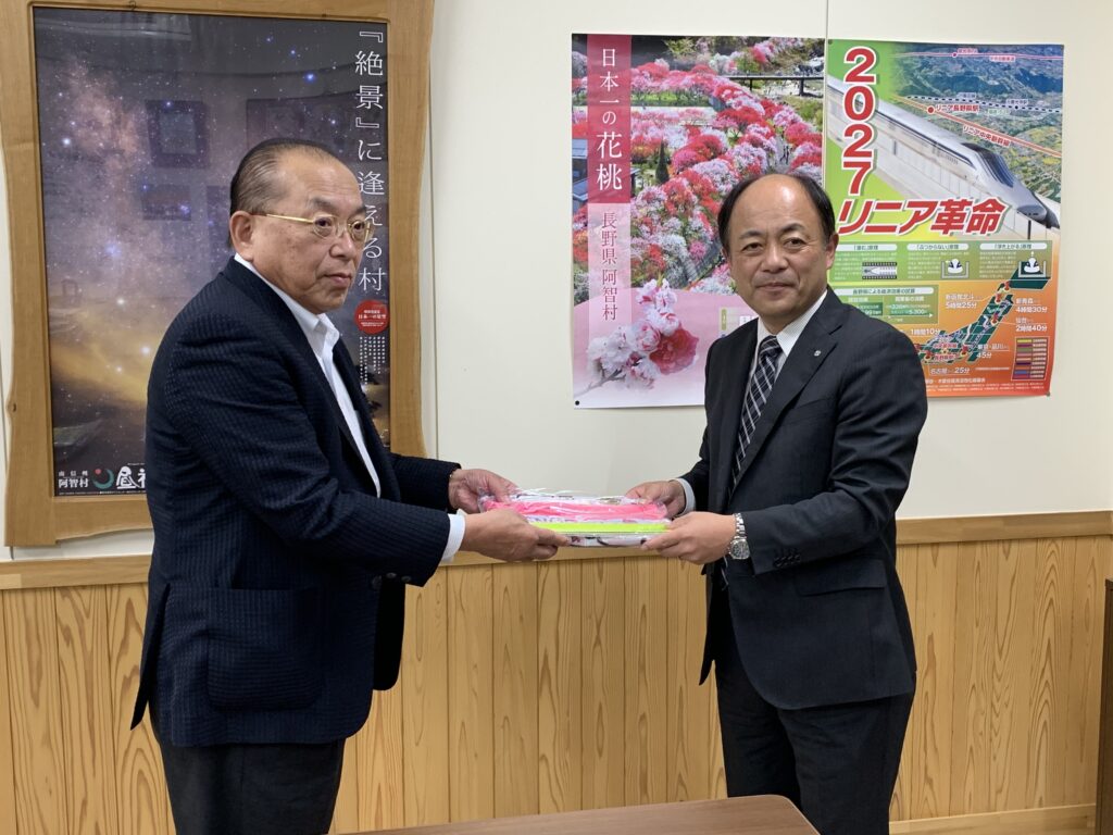 阿智村への寄贈状況（熊谷村長と冨内下伊那トラック協会長）